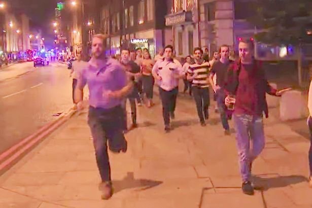 Imagine controversată de la atacul din Londra. Un tânăr fuge de teroare cu paharul cu bere în mână - FOTO