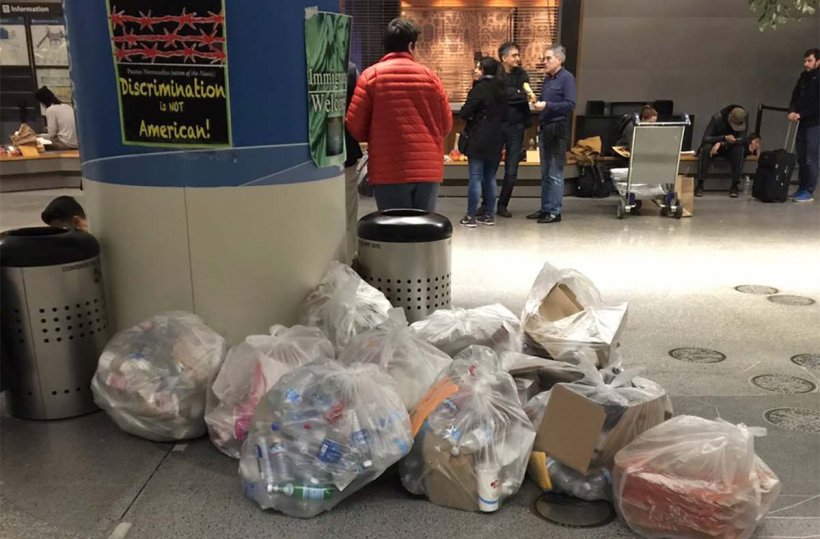 Plângând, un bărbat a aruncat un obiect la gunoi, în aeroport, și apoi a plecat rapid. Doi tineri s-au apropiat de tomberon și au fost șocați. Ce se afla acolo - VIDEO