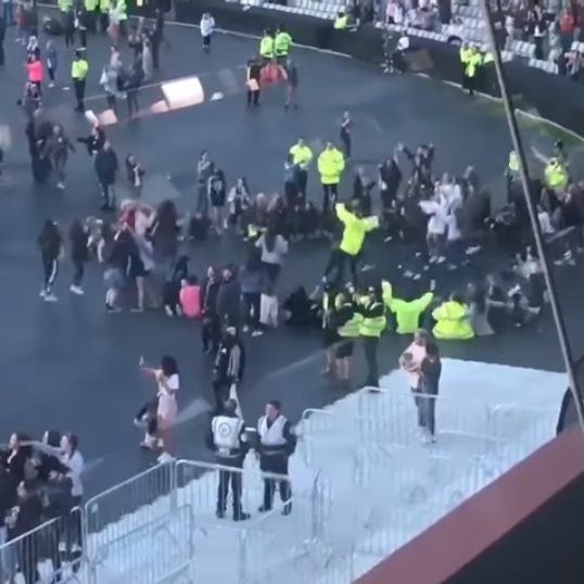 Cum au fost surprinși polițiștii la concertul caritabil One Love Manchester - VIDEO