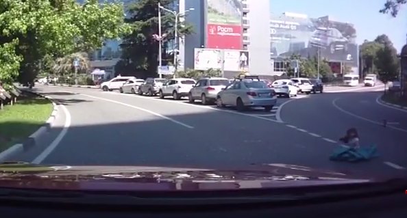 Incident șocant în trafic! Doi copii au căzut din portbagajul unei maşini, în faţa altor automobile - VIDEO