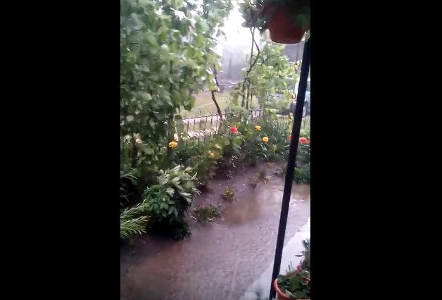 Gospodării şi drumuri inundate, după o ploaie torenţială şi căderi de grindină - VIDEO