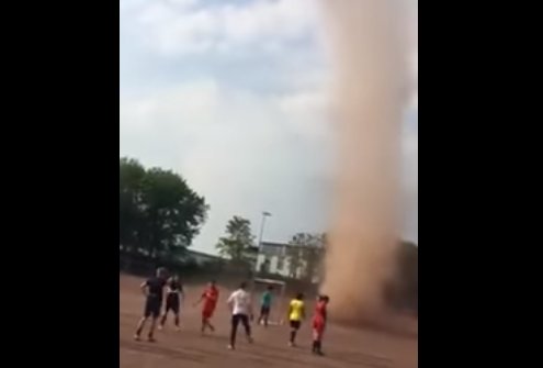 Momente de panică în Germania! Un meci de fotbal a fost oprit de o tornadă - VIDEO