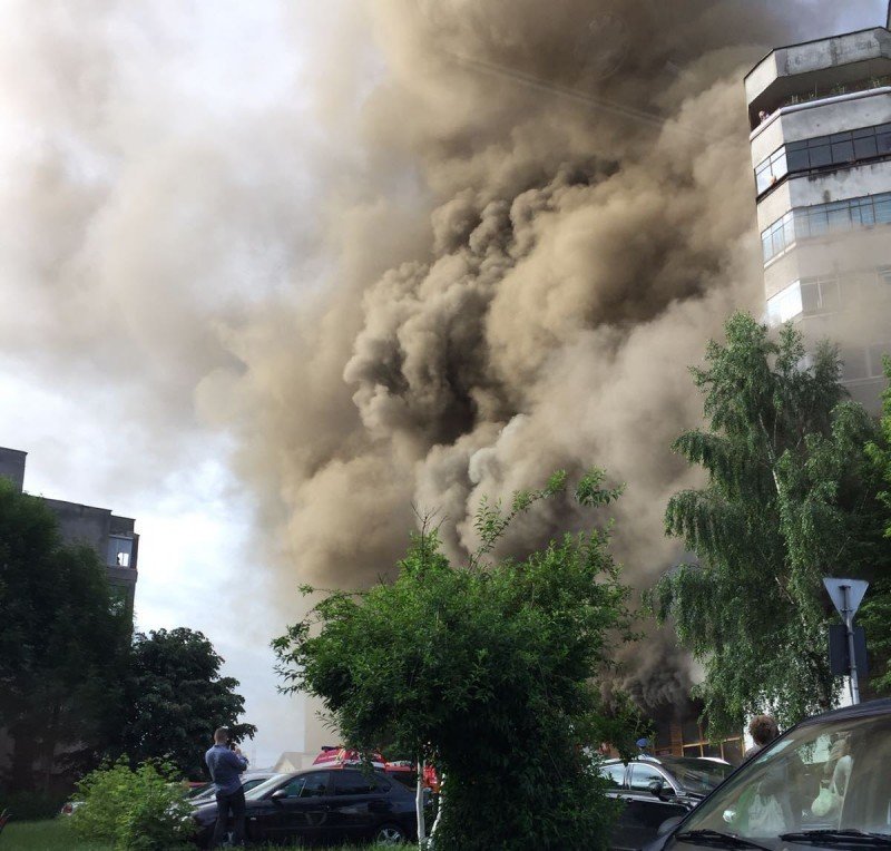 Incendiul puternic din restaurantul de la parterul unui bloc din Târgu Mureş a fost stins. Primele imagini de la fața locului