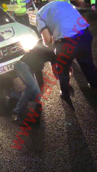Noi imagini din scandalul momentului: Ce s-a întâmplat după ce Cristian Boureanu a căzut. Fostul deputat își amenință iubita cu bătaie chiar în fața polițiștilor (VIDEO)