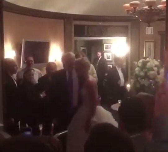 Donald Trump şi-a făcut apariţia neanunţat la o nuntă. Ce reacţie au avut mirii - VIDEO
