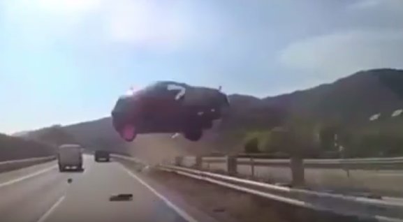 Imagini șocante! O mașină a zburat de pe autostradă și a căzut peste un autocar plin cu turiști - VIDEO