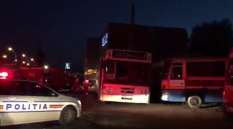 Un autobuz a căzut peste el în timp ce încerca să-i schimbe o roată - VIDEO