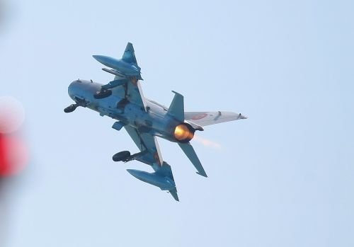 Un avion MiG 21 s-a prăbușit la Constanța. Pilotul s-a catapultat. Imagini de la fața locului