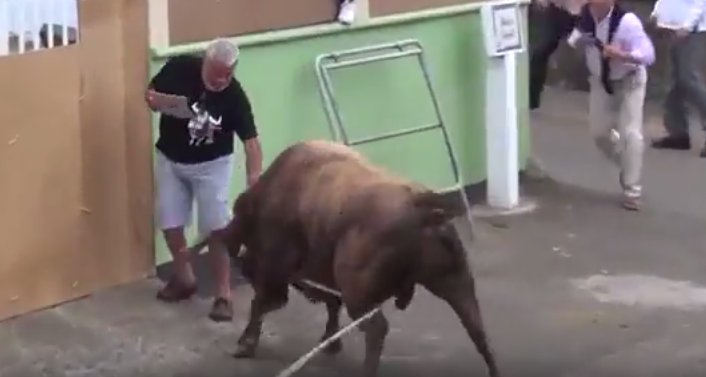 A încercat să filmeze un taur, dar animalul l-a atacat. Bărbatul era atât de concentrat încât nu a realizat că se îndreapta spre el - VIDEO
