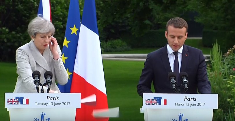 Moment stânjenitor pentru Theresa May, în timpul întâlnirii cu Emmanuel Macron - VIDEO