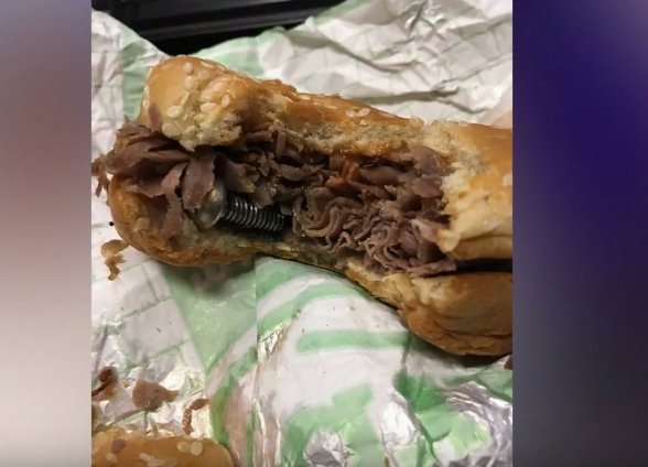 Un poliţist a cumpărat un sandviș, dar a rămas șocat când a văzut ce era în el - VIDEO
