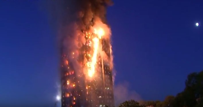 Imagini dramatice din clădirea cuprinsă de flăcări la Londra! O femeie a transmis live din apartamentul în care a rămas blocată - VIDEO