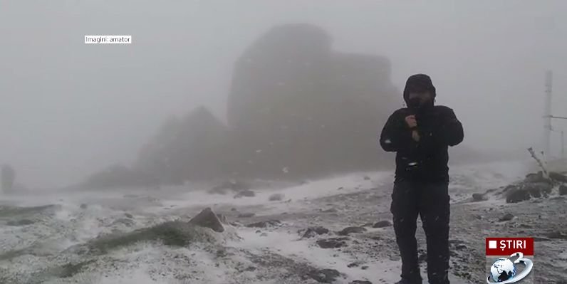 Iarnă în plină vară, în România. La munte, ninge în forță - VIDEO