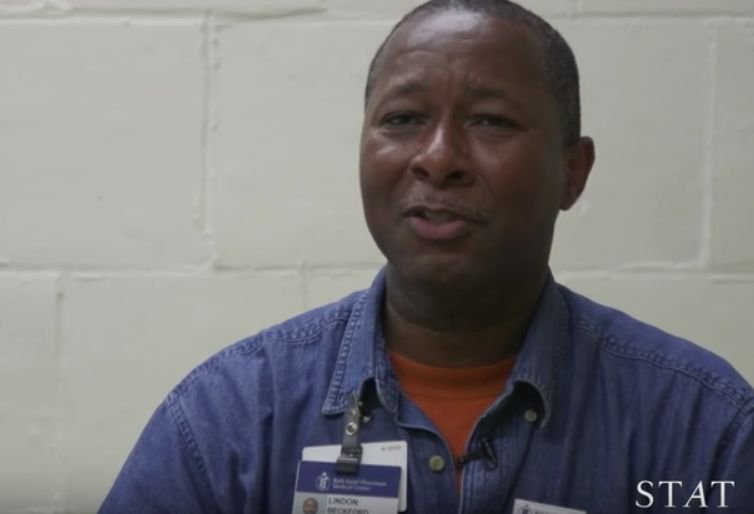 Meseria lui este de a duce pacienții din salon în sala de operație, dar acest infirmier face mai mult de atât. „Este incredibil!” (FOTO+VIDEO)
