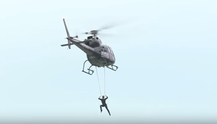 A zburat deasupra Niagarei agăţată de un elicopter - VIDEO