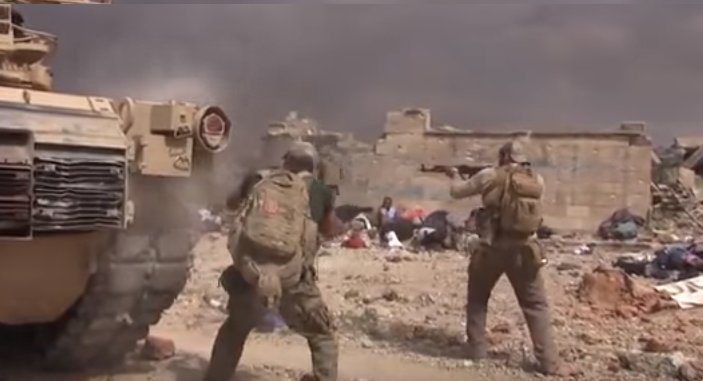 Imagini șocante. Un fost soldat s-a strecurat printre gloanțe pentru a salva o fetiță de ISIS - VIDEO