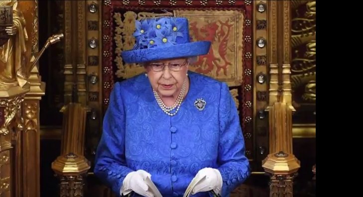 Apariție ciudată! Regina Elisabeta a purtat culorile UE în timp ce citea programul guvernamental de ieșire din Uniune - VIDEO