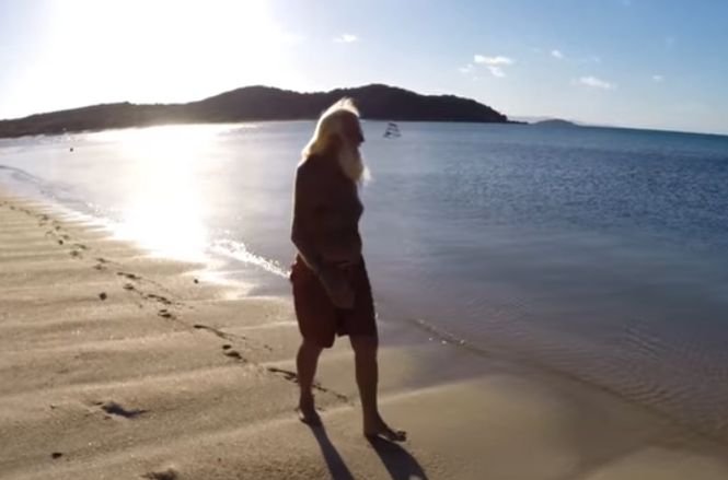 Povestea multimilionarului care trăiește de 20 de ani singur pe o insulă. „N-aș putea fi mai liniștit și mai fericit în alt loc”