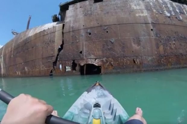 Un tânăr a intrat cu o barca și a filmat interiorul celebrei epave din Costinești. Ce a găsit înăuntru - VIDEO