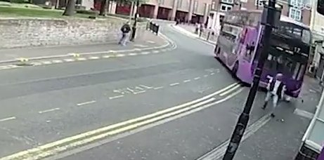 Incident dramatic! A fost lovit în plin de un autobuz, iar ce a urmat este şocant - VIDEO