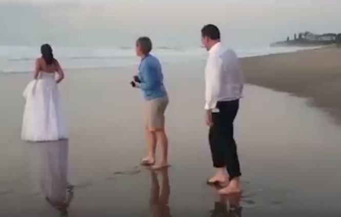 A vrut să-și facă pozele de nuntă pe plajă. Mare greșeală. Ce a pățit mireasa în câteva secunde - VIDEO