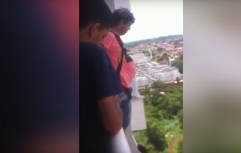 Și-a cumpărat o parașută de pe internet. A decis să o testeze, aruncându-se de la balcon chiar sub ochii soției și ai copilului lor. Ce a urmat i-a lăsat muți de uimire (FOTO+VIDEO) 