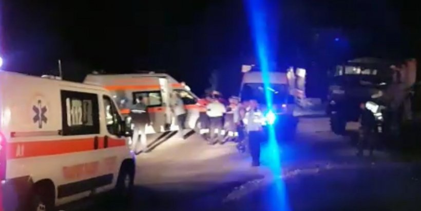 Un camion cu 13 militari, răsturnat într-o prăpastie de la 40 de metri în județul Argeș. Ministrul Apărării, Adrian Țuțuianu: Avem trei morți. Doi militari răniți mai grav, transportați cu elicopterul la București. Imagini de la fața locului 