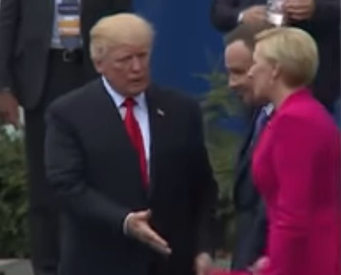 Donald Trump a mai făcut o gafă! Cum a rămas liderul american cu mâna întinsă - VIDEO