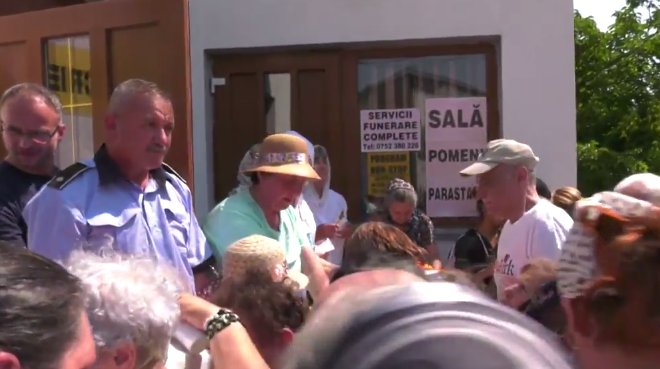 Bătaie pe pachetele primite pomană la o biserică din Argeș - VIDEO