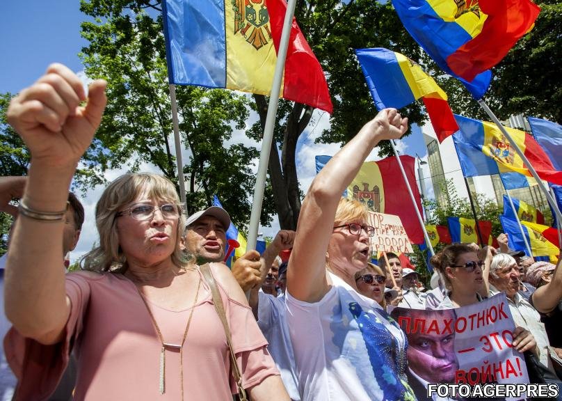 Protest în Republica Moldova! Zeci de oameni au luat cu asalt Parlamentul