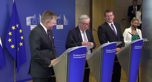 Juncker i-a închis telefonul Angelei Merkel în timpul unei conferinţe - VIDEO
