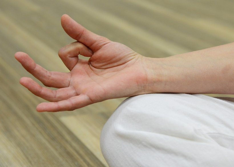 Ce se întâmplă dacă îți strângi degetul mare pentru cinci minute. Această metodă chinezească ciudată chiar funcționează
