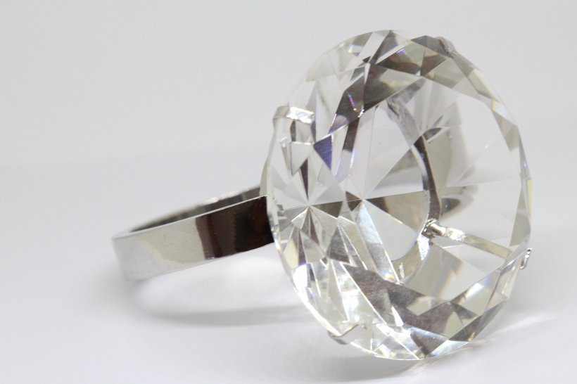 În 1980 a cumpărat cu 13 dolari un inel vechi cu diamant fals. 30 de ani mai târziu i-a aflat secretul! „La asta nu m-am așteptat”
