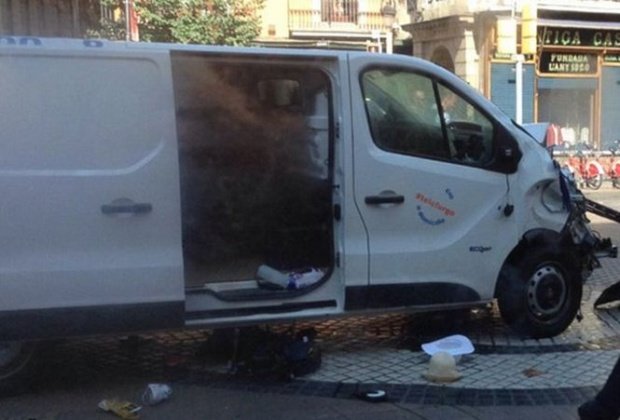 Șoferul dubei care a intrat în mulțime în Barcelona este unul dintre cei împușcați de poliție în Cambrils 