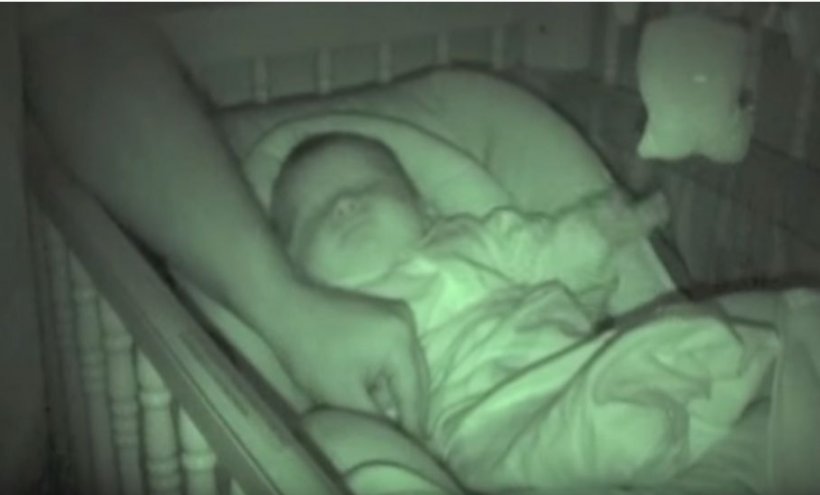 A mers să-și învelească bebelușul peste noapte, însă când i-a atins mânuța, ceva incredibil s-a petrecut. A repetat mișcarea, iar reacția a fost aceeași
