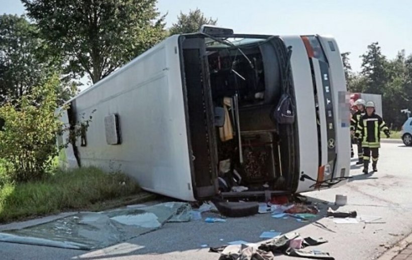 Un autocar cu muncitoare sezoniere românce s-a răsturnat în Germania: 44 de persoane rănite, din care șase sunt în stare gravă. Primele imagini de la fața locului