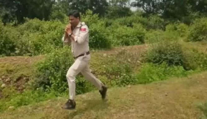 Un poliţist din India a alergat un kilometru cu o bombă în spate pentru a salva viaţa a 400 de elevi - VIDEO