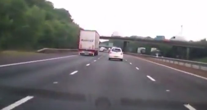Accident grav în Marea Britanie. Un român, şofer de TIR, loveşte o maşină pe autostradă - VIDEO