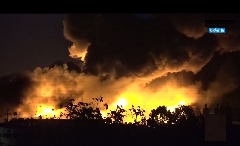 Incendiu de proporții la o fabrică de uleiuri din Orăştie, 300 de persoane evacuate. Arafat: O victimă, în stare critică - FOTO