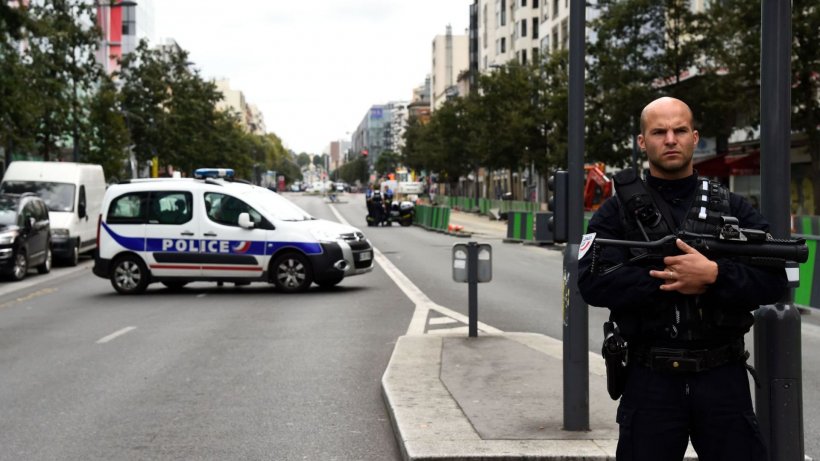 Alertă în Franța! Un militar francez a fost atacat cu un cuţit în Paris 