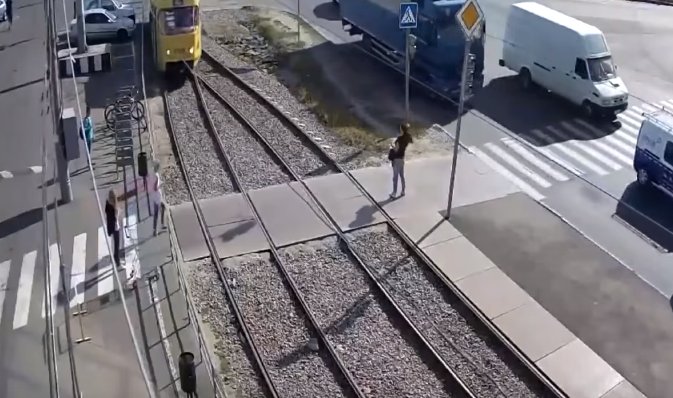 Accident cumplit! O tânără a fost lovită de tramvai din cauza telefonului mobil - VIDEO