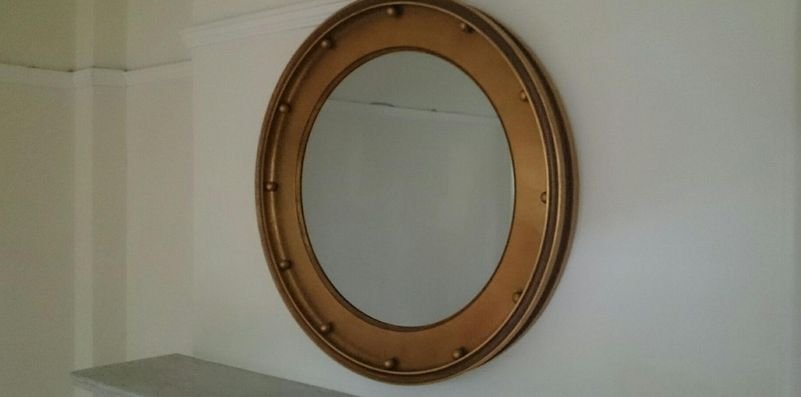 A închiriat un apartament, dar într-o zi a observat ceva ciudat în oglinda din casă. A dat-o la o parte, dar a încremenit. „Doamne, nu se poate așa ceva!” (FOTO)  