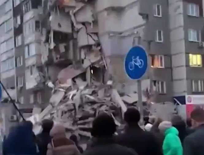 Panică în Rusia. O clădire s-a prăbușit! Cel puţin două persoane au murit, iar alte zeci sunt sub dărâmături