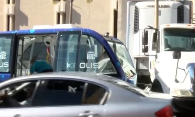 Grav incident cu primul autobuz pe pilot automat! Ce s-a întâmplat când a intrat în trafic - VIDEO