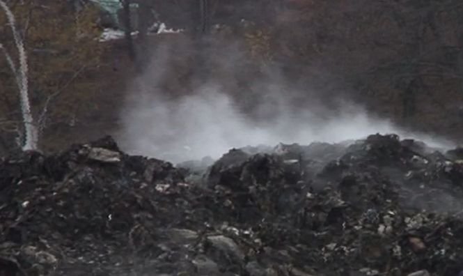 O comună este poluată de patru luni de zile, fără întrerupere, de un incendiu care arde mocnit la groapa de gunoi de lângă localitate - VIDEO