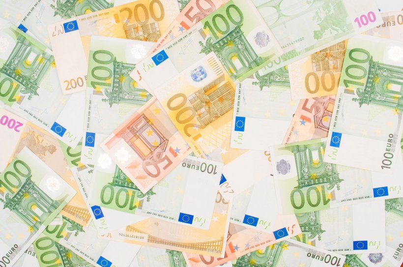 Euro, o nouă creștere spectaculoasă. La cât a ajuns cursul în ziua moțiunii