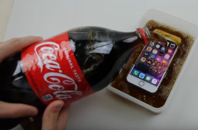 A scufundat un iPhone în Coca-Cola și l-a lăsat acolo șapte zile! Ce s-a întâmplat cu telefonul - VIDEO