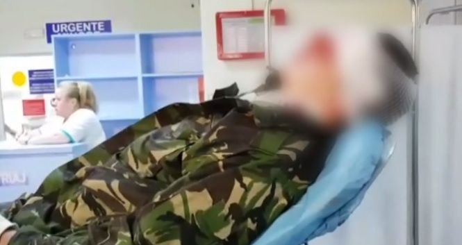 Scene şocante. Un militar a leşinat la o manifestare din Pitești, s-a prăbuşit şi s-a rănit la cap