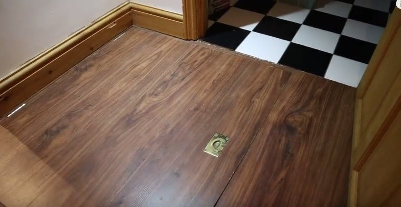 Se mutase de curând cu chirie într-un nou apartament. Își aranja lucrurile, când a descoperit o trapă în podea. A deschis-o, dar a avut un șoc când a văzut ce se ascundea acolo. Acum vrea să se mute cu orice preț (FOTO+VIDEO)