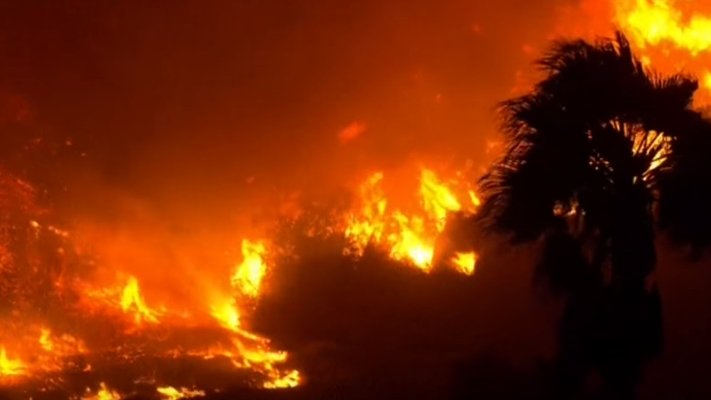 Mii de persoane evacuate în sudul Californiei, în urma unui incendiu de vegetaţie. Pompierii recunosc că nu-l pot controla - VIDEO